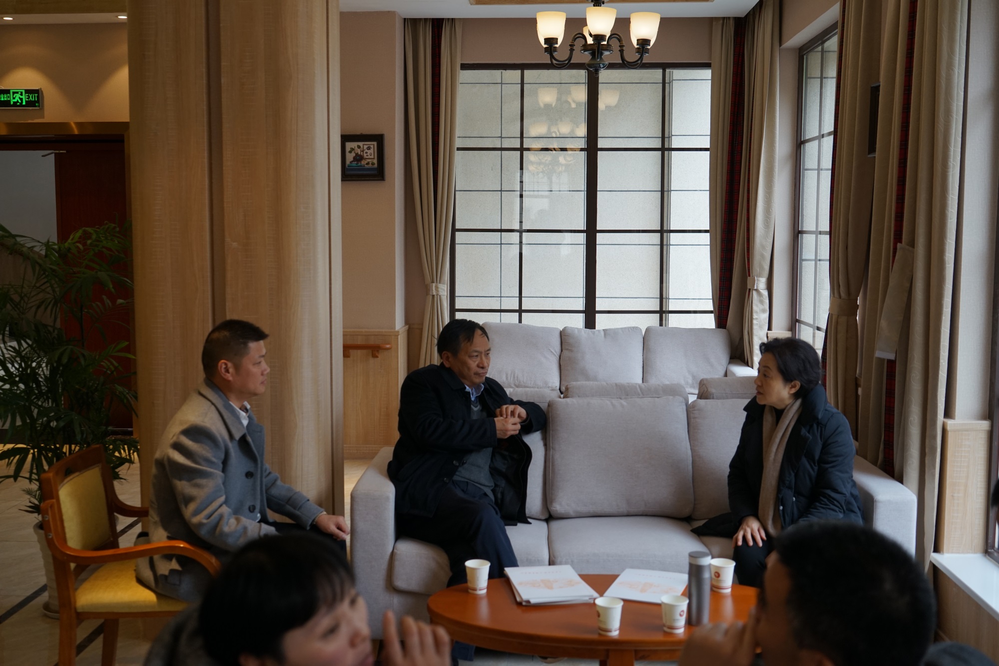 1鄧廳長在服務(wù)大廳聽取陳董事長介紹中心情況.JPG